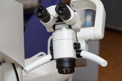 Professionelles endodontic medizinisches Stereomikroskop im zahnmedizinischen Büro lizenzfreies stockbild Professionelles endodontic medizinisches Stereomikroskop im zahnmedizinischen Büro lizenzfreies stockbild