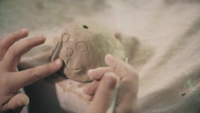 Professor da oficina do trabalho da cerâmica da roda de mãos do oleiro da argila e aluno 4k da menina video estoque Professor da oficina do trabalho da cerâmica da roda de mãos do oleiro da argila e aluno 4k da menina video estoque