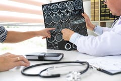 Professor Doctor, das Gespräch mit Patienten hat und Röntgenfilm bei der Diskussion hält, Symptome oder Ratschlagdiagnose erkläre lizenzfreies stockfoto Professor Doctor, das Gespräch mit Patienten hat und Röntgenfilm bei der Diskussion hält, Symptome oder Ratschlagdiagnose erkläre lizenzfreies stockfoto