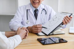 Professor Doctor som konsulterar med patienten som diskuterar något och att rekommendera behandlingsmetoder som framlägger result arkivbilder Professor Doctor som konsulterar med patienten som diskuterar något och att rekommendera behandlingsmetoder som framlägger result arkivbilder