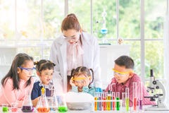 Professor e estudantes no laboratório, flutuador do fumo para fora imagem de stock royalty free Professor e estudantes no laboratório, flutuador do fumo para fora imagem de stock royalty free