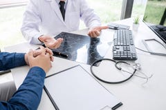 Professordoktorn rekommenderar rapporten en metod med tålmodig behandling, resultat undersöker på en film för bildhjärnröntgenstr royaltyfri bild Professordoktorn rekommenderar rapporten en metod med tålmodig behandling, resultat undersöker på en film för bildhjärnröntgenstr royaltyfri bild