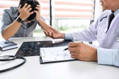 Professorn Doctor som har service och in tröstar, rekommenderar med patienten, medan diskutera förklara hans tecken eller advokat arkivbild Professorn Doctor som har service och in tröstar, rekommenderar med patienten, medan diskutera förklara hans tecken eller advokat arkivbild