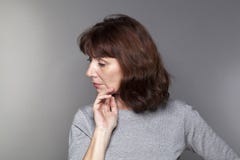 Profil d'une belle femme 50s par réflexion images libres de droits Profil d'une belle femme 50s par réflexion images libres de droits