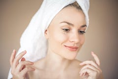 Profil de jeune femme de beauté photographie stock libre de droits Profil de jeune femme de beauté photographie stock libre de droits