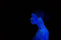 Profil obca kobieta z b??kitn? sk?r? i r??owymi wargami, pozafioletowy makeup obrazy stock Profil obca kobieta z b??kitn? sk?r? i r??owymi wargami, pozafioletowy makeup obrazy stock