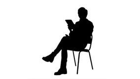 Profili il ritratto di medico femminile con la perizia medica della lettura del computer della compressa archivi video Profili il ritratto di medico femminile con la perizia medica della lettura del computer della compressa archivi video
