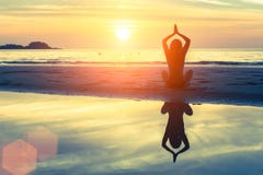 Profili la donna di yoga di meditazione su fondo del mare del tramonto nave fotografia stock libera da diritti Profili la donna di yoga di meditazione su fondo del mare del tramonto nave fotografia stock libera da diritti