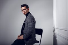Profilowy portret mężczyzna w szarość przystojny, elegancko nadaje się i eyeglasses, na białym tle zdjęcie stock Profilowy portret mężczyzna w szarość przystojny, elegancko nadaje się i eyeglasses, na białym tle zdjęcie stock