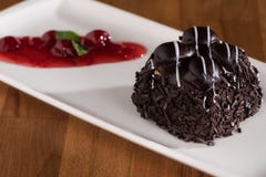 Profiterol com souce da sobremesa foto de stock Profiterol com souce da sobremesa foto de stock