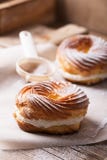 Profiteroles met witte zoete room op de lijst stock fotografie Profiteroles met witte zoete room op de lijst stock fotografie