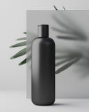 Progettazione bianca di crema cosmetica naturale, siero, bottiglia in bianco dello skincare che imballa con l'erba delle foglie, fotografia stock libera da diritti Progettazione bianca di crema cosmetica naturale, siero, bottiglia in bianco dello skincare che imballa con l'erba delle foglie, fotografia stock libera da diritti