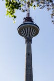 Progettazione moderna della torre di Tallinn TV un giorno di estate soleggiato luminoso fotografia stock Progettazione moderna della torre di Tallinn TV un giorno di estate soleggiato luminoso fotografia stock