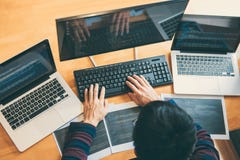 Programador de desarrollo profesional que trabaja en página web programada un software y que cifra tecnología, escribiendo código imagenes de archivo Programador de desarrollo profesional que trabaja en página web programada un software y que cifra tecnología, escribiendo código imagenes de archivo