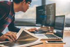 Programador de desenvolvimento profissional que trabalha no websi de programação fotos de stock Programador de desenvolvimento profissional que trabalha no websi de programação fotos de stock