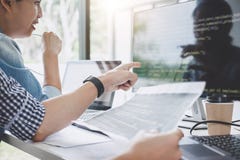 Programadores que cooperan en la programación y el sitio web que se convierten wo imagen de archivo Programadores que cooperan en la programación y el sitio web que se convierten wo imagen de archivo