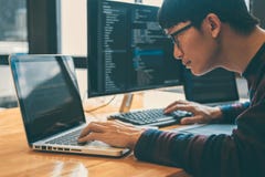 Programmatore di sviluppo professionista che lavora nel sito Web di programmazione un software e che codifica tecnologia, scriven fotografia stock libera da diritti Programmatore di sviluppo professionista che lavora nel sito Web di programmazione un software e che codifica tecnologia, scriven fotografia stock libera da diritti
