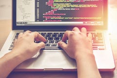 Programmera arbete Tid Programmerare Typing New Lines av HTML-koden Bärbar dator- och handCloseup Arbetstid arkivfoton Programmera arbete Tid Programmerare Typing New Lines av HTML-koden Bärbar dator- och handCloseup Arbetstid arkivfoton