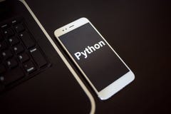 Programmera språkpytonorm för mobil utveckling, begrepp Smartphone nära bärbara datorn royaltyfria foton Programmera språkpytonorm för mobil utveckling, begrepp Smartphone nära bärbara datorn royaltyfria foton
