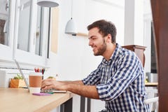 Programmerare eller grundare på bärbar datorPC:N royaltyfria bilder Programmerare eller grundare på bärbar datorPC:N royaltyfria bilder
