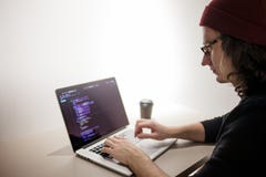 Programmerare och coder som arbetar i utvecklingsmilj?n Arbetsplats f?r programmerare` s royaltyfria bilder Programmerare och coder som arbetar i utvecklingsmilj?n Arbetsplats f?r programmerare` s royaltyfria bilder