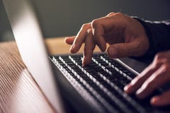 Programmerare- och en hackerhänder som skriver bärbar datortangentbordet Arkivfoto Programmerare- och en hackerhänder som skriver bärbar datortangentbordet Arkivfoto