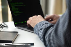 Programmerare som arbetar på bärbara datorn på kontoret fokus på att programmera kod arkivfoton Programmerare som arbetar på bärbara datorn på kontoret fokus på att programmera kod arkivfoton