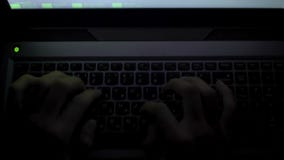 Programmierer übergibt das Schreiben auf Laptop, sich entwickelnde Anwendung, on-line-Arbeit, Code stock footage Programmierer übergibt das Schreiben auf Laptop, sich entwickelnde Anwendung, on-line-Arbeit, Code stock footage
