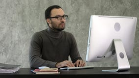 programmierung Mann, der an Computer in ihm das Büro, sitzend an den Schreibtischschreibenscodes arbeitet Schreibendatencode des stockfoto programmierung Mann, der an Computer in ihm das Büro, sitzend an den Schreibtischschreibenscodes arbeitet Schreibendatencode des stockfoto