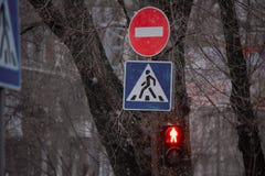 Prohibicja drogowy znak blisko światła ruchu, lokalizować na kolumnie obrazy royalty free Prohibicja drogowy znak blisko światła ruchu, lokalizować na kolumnie obrazy royalty free
