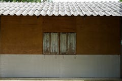 Proiezione laterale locale semplice della casa che mostra la parete del compensato, ru bianco fotografia stock libera da diritti Proiezione laterale locale semplice della casa che mostra la parete del compensato, ru bianco fotografia stock libera da diritti