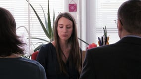 Projectvergadering - een onderneemster zet een zakenman in zijn plaats Projectvergadering - een onderneemster zet een zakenman in zijn plaats