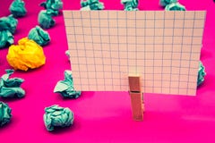 Projekta pojęcia kopii biznesowej Pustej przestrzeni tła Clothespin chwyta mienia nowożytny abstrakcjonistyczny papier miący tape obrazy stock Projekta pojęcia kopii biznesowej Pustej przestrzeni tła Clothespin chwyta mienia nowożytny abstrakcjonistyczny papier miący tape obrazy stock