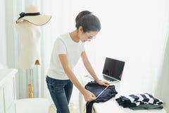 Projektant mody sala wystawowej elegancki pojęcie, Młoda azjatykcia dziewczyna jest freelancer z jej prywatnego biznesu biurem w zdjęcie royalty free Projektant mody sala wystawowej elegancki pojęcie, Młoda azjatykcia dziewczyna jest freelancer z jej prywatnego biznesu biurem w zdjęcie royalty free