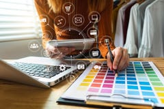 Projektanta modego mienia telefon komórkowy i używać laptop fotografia stock Projektanta modego mienia telefon komórkowy i używać laptop fotografia stock