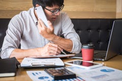 Projet d'investissement fonctionnant d'homme d'affaires sur l'ordinateur portable avec le document de rapport et analyser, calcul photo stock Projet d'investissement fonctionnant d'homme d'affaires sur l'ordinateur portable avec le document de rapport et analyser, calcul photo stock
