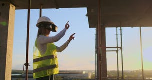Projet de construction de gestion d'ing?nieur de casque femelle de Wearing VR banque de vidéos Projet de construction de gestion d'ing?nieur de casque femelle de Wearing VR banque de vidéos