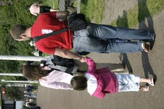 Promenade de famille photo libre de droits Promenade de famille photo libre de droits