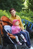 Promenade de grand-mère et de petite-fille en parc photographie stock libre de droits Promenade de grand-mère et de petite-fille en parc photographie stock libre de droits