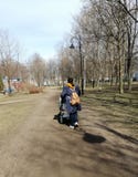 promenade en parc avec un enfant images libres de droits promenade en parc avec un enfant images libres de droits