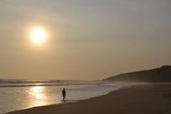 Promenade par la plage image stock Promenade par la plage image stock
