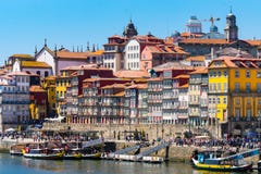 Promenade Porto, Portugal, maisons colorées de Waterside images stock Promenade Porto, Portugal, maisons colorées de Waterside images stock