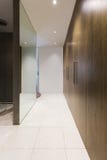 Promenade énorme par le couloir de garde-robe dans la maison australienne luxueuse photos libres de droits Promenade énorme par le couloir de garde-robe dans la maison australienne luxueuse photos libres de droits