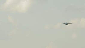 Propellergetriebene Flugzeugfliege gegen bewölkten Himmel Telefotoansicht stock video footage Propellergetriebene Flugzeugfliege gegen bewölkten Himmel Telefotoansicht stock video footage