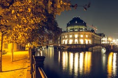 Prophezeien Sie Museum bis zum Nacht und belichteten Weg auf dem Gelageufer an den Herbststimmungen stockfotos Prophezeien Sie Museum bis zum Nacht und belichteten Weg auf dem Gelageufer an den Herbststimmungen stockfotos