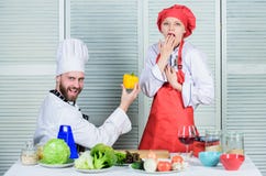 Proposta saudável Junte-se ao estilo de vida saud?vel Pimenta amarela da oferta do cozinheiro chefe do homem à menina Apenas tent imagens de stock royalty free Proposta saudável Junte-se ao estilo de vida saud?vel Pimenta amarela da oferta do cozinheiro chefe do homem à menina Apenas tent imagens de stock royalty free
