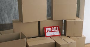 Proprietários de casa novos que desembalam caixas conceito movente do dia caixas de cartão grandes na casa nova filme Proprietários de casa novos que desembalam caixas conceito movente do dia caixas de cartão grandes na casa nova filme
