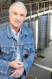 Propriétaire goûtant son vin photographie stock Propriétaire goûtant son vin photographie stock