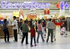Propriétaires entrant dans le supermarché de carrefour Propriétaires entrant dans le supermarché de carrefour