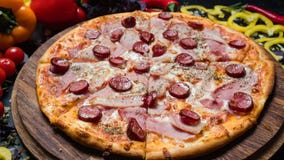 Prosciutto italien national de jambon de pizza de nourriture de cuisine photos libres de droits Prosciutto italien national de jambon de pizza de nourriture de cuisine photos libres de droits
